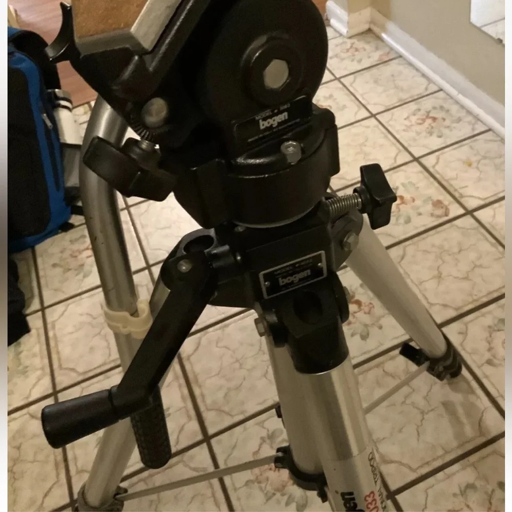 Bogen manfrotto professional tripod. Head 3063. Leg-3033. Italy.